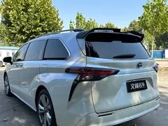 2023 Toyota Sienna 2.5L Hybrid Premium, белый — фото 9