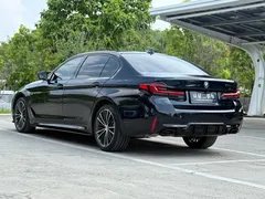 2022 BMW 5 Series 530Li Leading M Sport Package, чёрный — фото 13