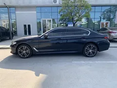 2023 BMW 5 Series 530Li Leading M Sport Package, чёрный — фото 3