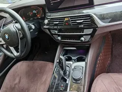 2022 BMW 5 Series 525Li Luxury Package, белый — фото 3