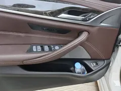 2022 BMW 5 Series 525Li Luxury Package, белый — фото 7