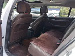 2022 BMW 5 Series 525Li Luxury Package, белый — фото 8