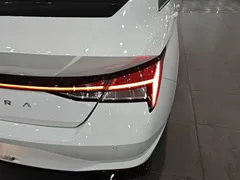 2021 Hyundai Elantra 1.5L CVT LUX Premium, белый — фото 8