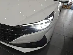 2021 Hyundai Elantra 1.5L CVT LUX Premium, белый — фото 24