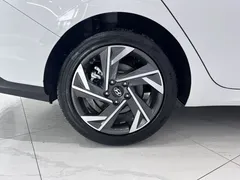 2023 Hyundai Elantra 1.5L CVT LUX Premium, белый — фото 19