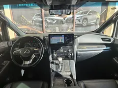 2020 Lexus LM 300h 7-seat, белый — фото 4