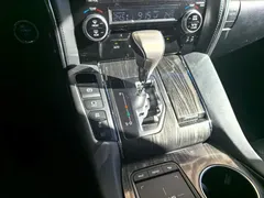 2020 Lexus LM 300h 7-seat, белый — фото 6