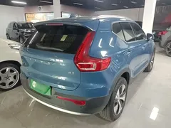 2023 Volvo XC40 Luxury, синий — фото 7