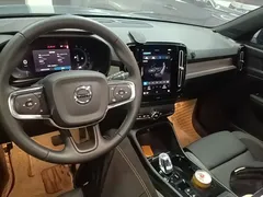 2023 Volvo XC40 Luxury, синий — фото 10