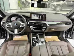2022 BMW 5 Series 525Li M Sport Package, чёрный — фото 5