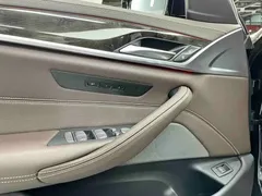 2022 BMW 5 Series 525Li M Sport Package, чёрный — фото 13