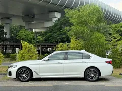 2021 BMW 5 Series 525Li M Sport Package, белый — фото 3