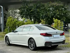 2021 BMW 5 Series 525Li M Sport Package, белый — фото 4