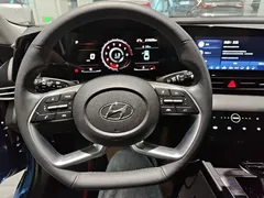 2022 Hyundai Elantra 1.5L CVT LUX Premium, синий — фото 11
