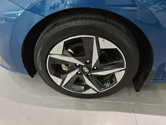 2022 Hyundai Elantra 1.5L CVT LUX Premium, синий — фото 23