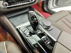 2022 BMW 5 Series 530Li xDrive M Sport Package, белый — фото 12
