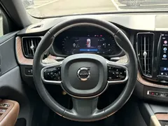 2022 Volvo XC60 4WD Luxury — фото 11