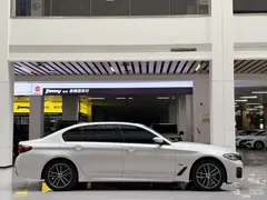 2021 BMW 5 Series 535Le PHEV Pioneer M Sport Package, белый — фото 4