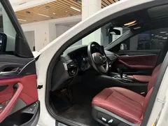 2021 BMW 5 Series 535Le PHEV Pioneer M Sport Package, белый — фото 9