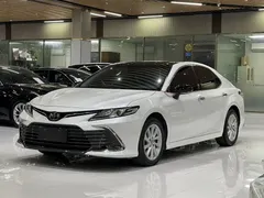 2021 Toyota Camry 2.0G Luxury, белый — фото 1