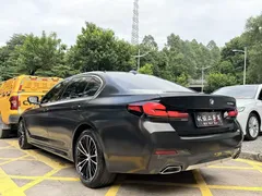 2022 BMW 5 Series 530Li Leading M Sport Package, чёрный — фото 2
