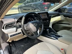 2021 Toyota Camry Hybrid 2.5HGVP Leading, чёрный — фото 8