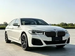 2022 BMW 5 Series 530Li Leading M Sport Package, белый — фото 2