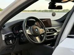 2022 BMW 5 Series 530Li Leading M Sport Package, белый — фото 5