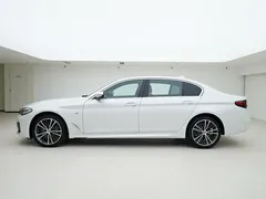 2023 BMW 5 Series 530Li xDrive M Sport Package, белый — фото 3