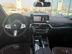 2022 BMW 5 Series 525Li M Sport Package, чёрный — фото 8