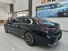 2023 BMW 7 Series 735Li M Sport Package, чёрный — фото 5