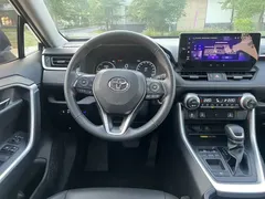 2023 Toyota RAV4 Hybrid 2.5L E-CVT 2WD Elite Plus, чёрный — фото 9