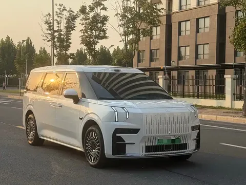 2024 Zeekr 009 7-seat 4WD 108kWh