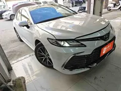 2021 Toyota Camry 2.5G Luxury, белый — фото 3