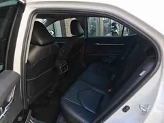 2021 Toyota Camry 2.5G Luxury, белый — фото 7