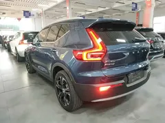 2022 Volvo XC40 4WD Luxury, синий — фото 5