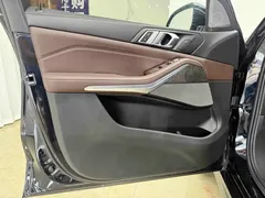 2022 BMW X5 30Li Premium M Sport Package, чёрный — фото 12