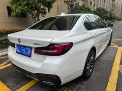 2022 BMW 5 Series 525Li M Sport Package, белый — фото 3