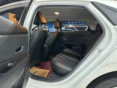 2021 Hyundai Elantra 1.5L CVT LUX Premium, белый — фото 6