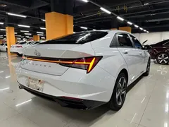 2021 Hyundai Elantra 1.5L CVT LUX Premium, белый — фото 13
