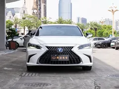 2021 Lexus ES 300h Hybrid Premium, белый — фото 2