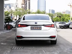 2021 Lexus ES 300h Hybrid Premium, белый — фото 5