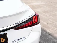 2021 Lexus ES 300h Hybrid Premium, белый — фото 7