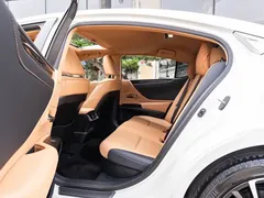 2021 Lexus ES 300h Hybrid Premium, белый — фото 10