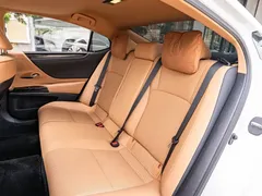 2021 Lexus ES 300h Hybrid Premium, белый — фото 12