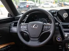 2021 Lexus ES 300h Hybrid Premium, белый — фото 14