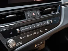 2021 Lexus ES 300h Hybrid Premium, белый — фото 17