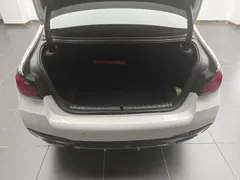 2021 BMW 5 Series 530Li Premium M Sport Package, белый — фото 6