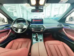 2023 BMW 5 Series 530Li Leading M Sport Package, белый — фото 4