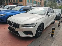 2022 Volvo S60 B4 Luxury, белый — фото 1